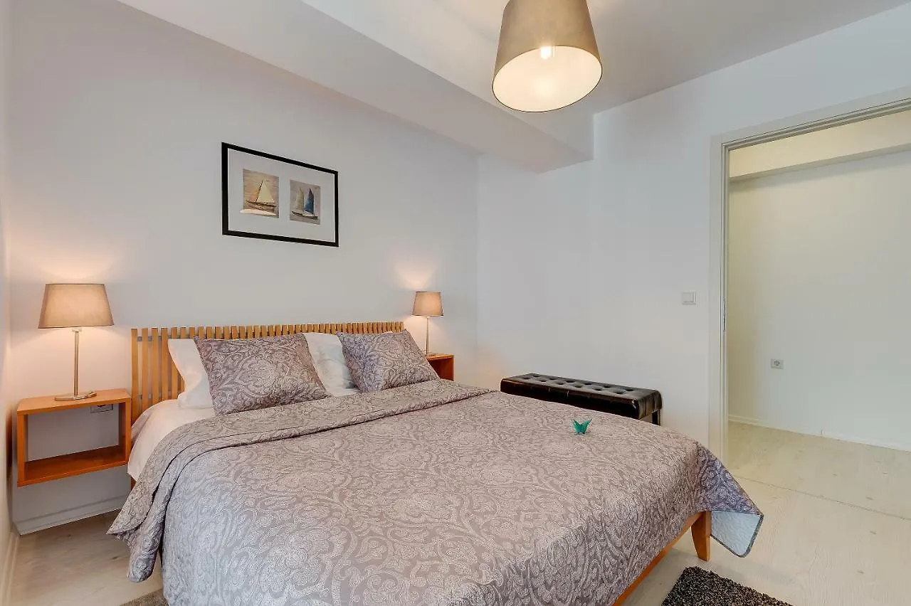 Bucharest Airport & Therme Apartments -- Five Minutes Driving Distance -- Self-Check-In -- Free Parking -- 20 Minutes Walking Distance To Airport -- Free Coffee & Tea -- Night Check-In Till 5 Am -- Next To Train To Bucharest --Balcony Otopeni