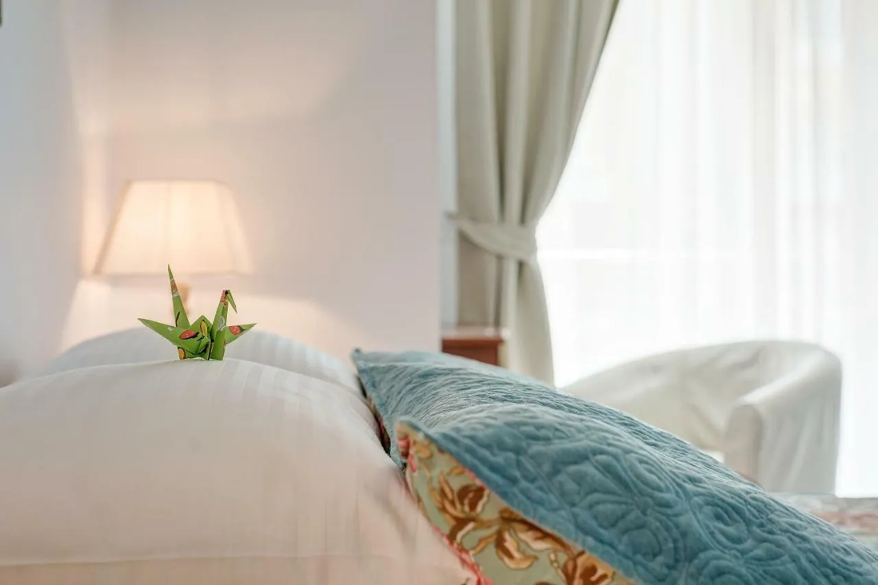 Bucharest Airport & Therme Apartments -- Five Minutes Driving Distance -- Self-Check-In -- Free Parking -- 20 Minutes Walking Distance To Airport -- Free Coffee & Tea -- Night Check-In Till 5 Am -- Next To Train To Bucharest --Balcony Otopeni