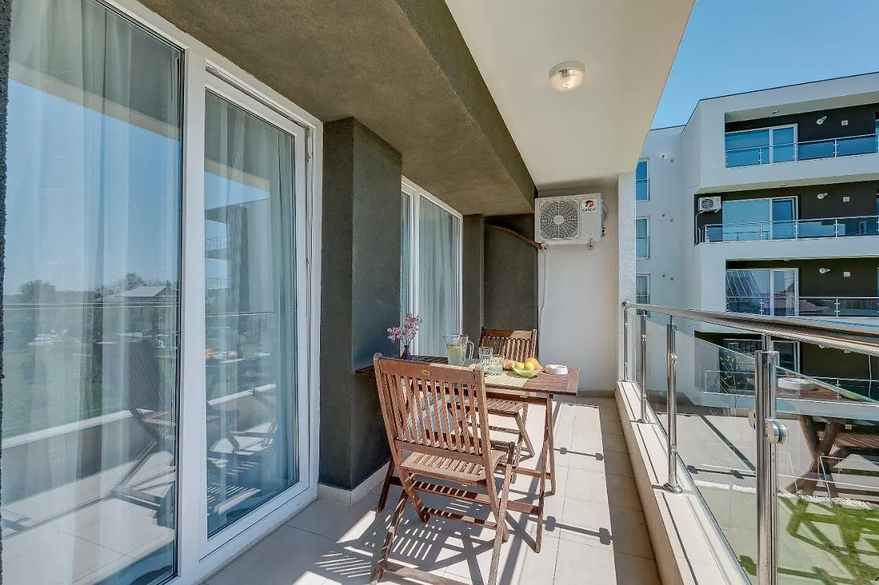 Bucharest Airport & Therme Apartments -- Five Minutes Driving Distance -- Self-Check-In -- Free Parking -- 20 Minutes Walking Distance To Airport -- Free Coffee & Tea -- Night Check-In Till 5 Am -- Next To Train To Bucharest --Balcony Otopeni 0*,