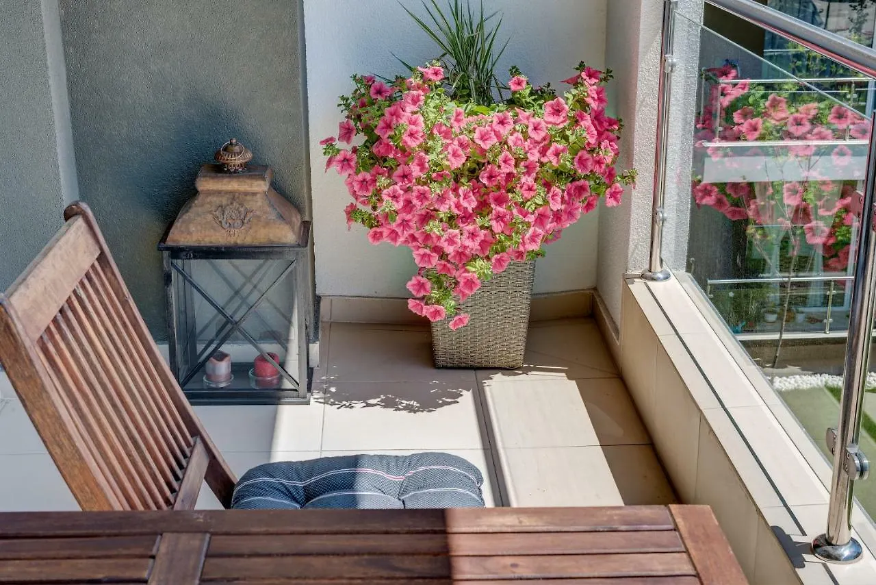 Bucharest Airport & Therme Apartments -- Five Minutes Driving Distance -- Self-Check-In -- Free Parking -- 20 Minutes Walking Distance To Airport -- Free Coffee & Tea -- Night Check-In Till 5 Am -- Next To Train To Bucharest --Balcony Otopeni Roumanie