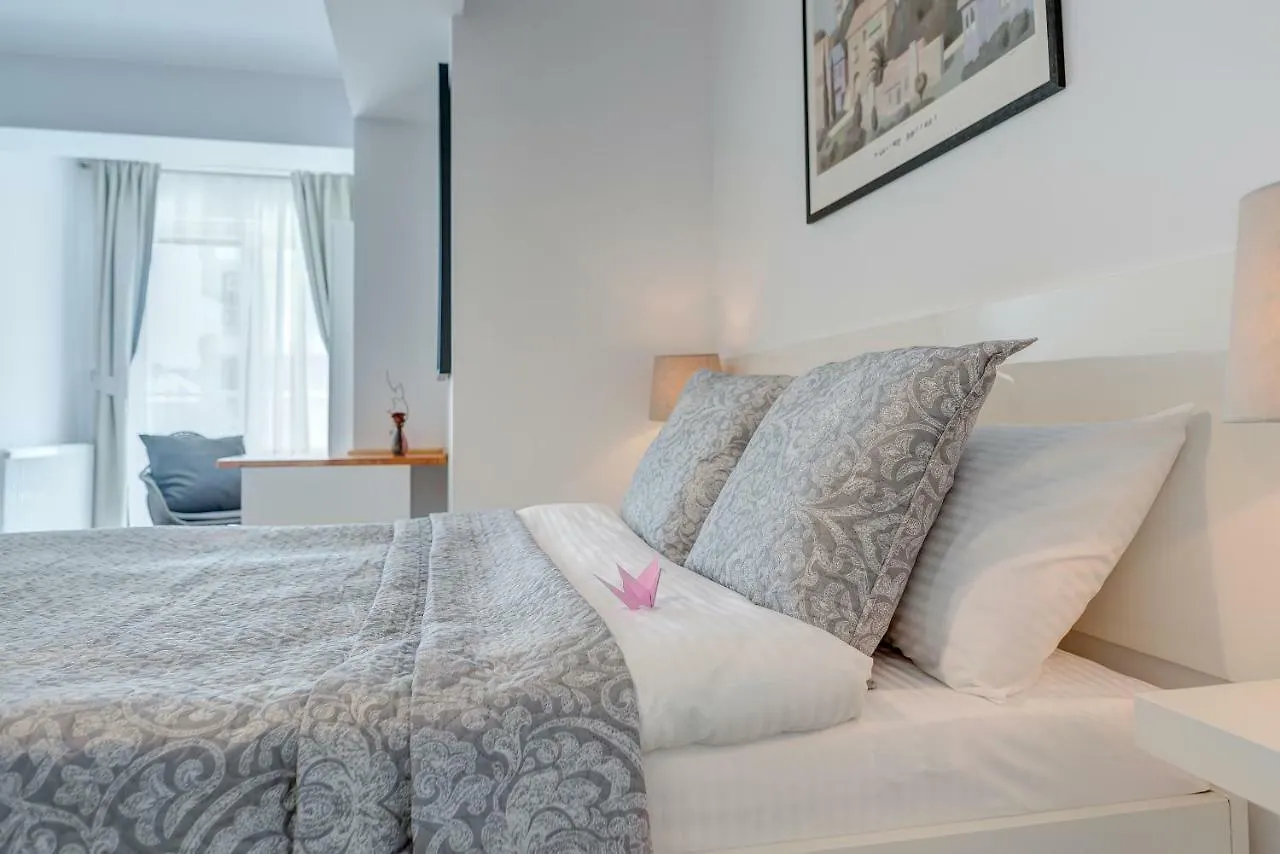 Bucharest Airport & Therme Apartments -- Five Minutes Driving Distance -- Self-Check-In -- Free Parking -- 20 Minutes Walking Distance To Airport -- Free Coffee & Tea -- Night Check-In Till 5 Am -- Next To Train To Bucharest --Balcony Otopeni Roumanie