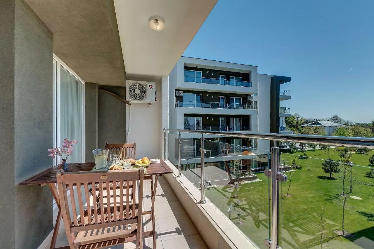 Bucharest Airport & Therme Apartments -- Five Minutes Driving Distance -- Self-Check-In -- Free Parking -- 20 Minutes Walking Distance To Airport -- Free Coffee & Tea -- Night Check-In Till 5 Am -- Next To Train To Bucharest --Balcony Otopeni 0*,  Roumanie
